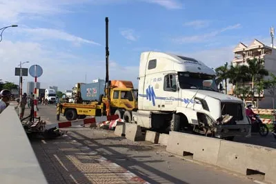 Xe đầu kéo "náo loạn" cầu Giồng Ông Tố