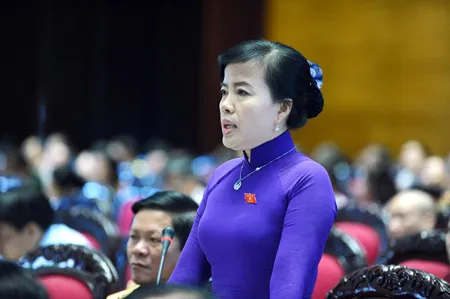 Đị biểu Nguyễn Thị Kim Thúy chất vấn trong phiên họp sáng nay. Ảnh: Lã Anh