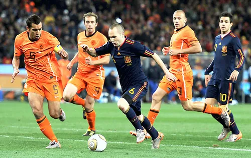 Iniesta trong vòng vây các hậu vệ Hà Lan ở trận chung kết World Cup 2010