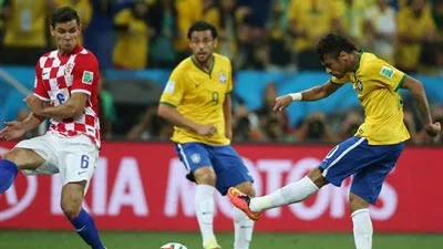 Cú sút của Neymar (Brazil) trước hàng phòng thủ Croatia