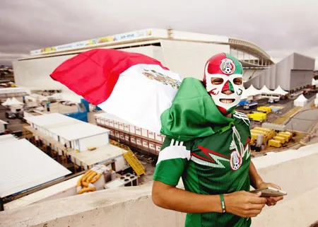 CĐV mặc áo thi đấu của Mexico.