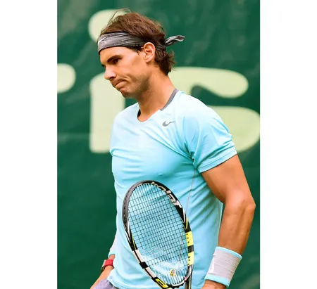 Nỗi thất vọng của Rafael Nadal sau trận thua thứ 3 liên tiếp trên mặt sân cỏ trong 3 năm qua.