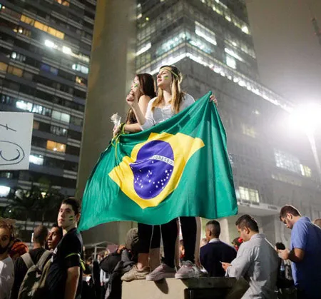 Các CĐV Brazil ăn mừng trên đường phố Paulista.