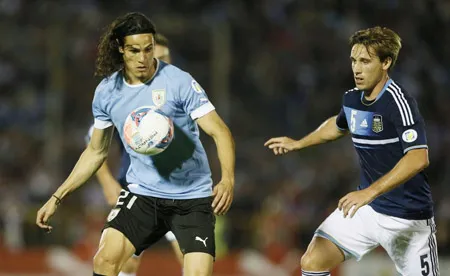 Edinson Cavani (trái) tự tin có thể thay thế tốt Luis Suarez.