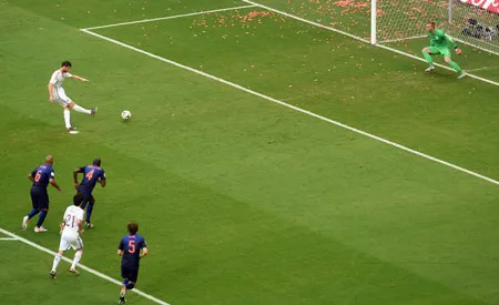 Xabi Alonso sút thắng 11m, mở tỷ số 1-0 cho Tây Ban Nha.