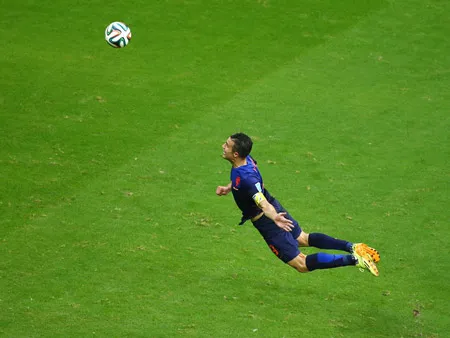 Robin van Persie bay người đánh đầu ghi bàn san hòa 1-1 cho Hà Lan.