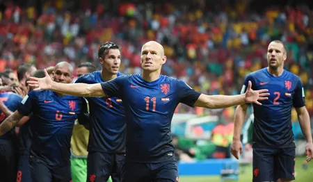 Robben ăn mừng sau khi lập cú đúp vào lưới Iker Casillas.