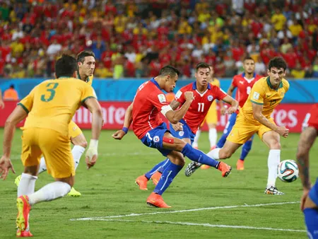 Tiền đạo Alexis Sanchez tung cú sút ghi bàn mở tỷ số 1 - 0 cho Chile.