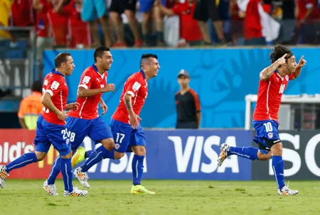 Đồng đội chia vui cùng Jorge Valdivia (phải) sau khi anh ghi bàn vào lưới Australia.