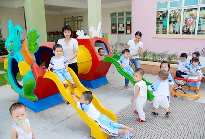 Các cháu ở Trường Mầm non Khánh Hội, quận 4 vui chơi trong khuôn viên trường. Ảnh: MAI HẢI