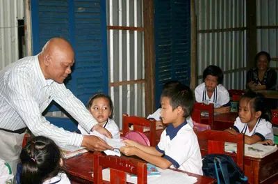 Báo Sài Gòn Giải Phóng trao học bổng cho học sinh nghèo đảo Hòn Chuối