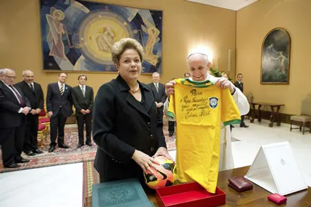 Giáo hoàng Francis nhận áo thi đấu của tuyển Brazil từ Tổng thống Dilma Rousseff.