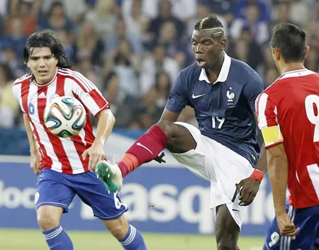 Paul Pogba (Pháp) kiểm soát bóng trong trận giao hữu với Paraguay.