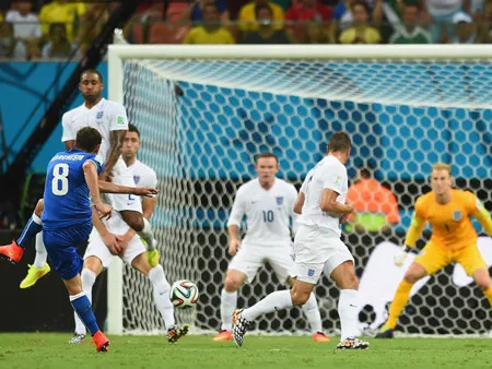 Tiền vệ Claudio Marchisio (số 8) tung cú sút mở tỷ số cho Italia.