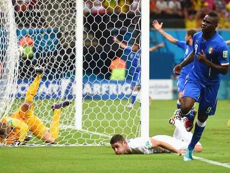 Tiền đạo Balotelli lạnh lùng đánh đầu hạ thủ môn Joe Hart, mang lại 3 điểm trọn vẹn cho Italia.