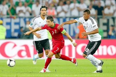 Ronaldo đi bóng giữa 2 cầu thủ Đức tại Euro 2012.