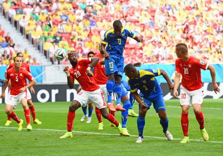 Enner Valencia (số 13) đánh đầu mở tỷ số 1 - 0 cho Ecuador.