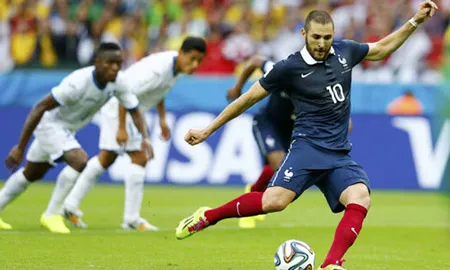Benzema sút thành công quả penalty mở tỷ số 1 - 0 cho tuyển Pháp