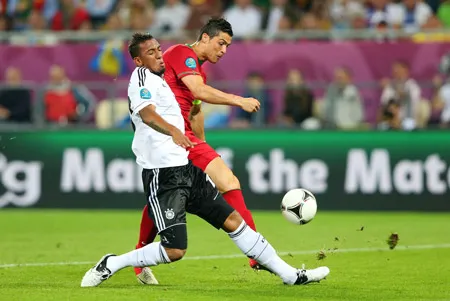 Jerome Boateng (trái) đã từng thành công trong việc vô hiệu hóa Cristiano Ronaldo ở trận đấu tại EURO 2012.
