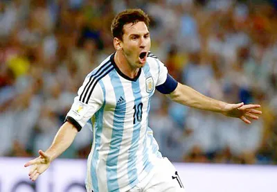 Messi mừng bàn thắng nâng tỷ số 2-0 cho Argentina.