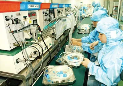 Sản xuất dụng cụ y tế tại Công ty TNHH Nikkiso Việt Nam (100% vốn Nhật Bản) tại khu chế xuất Tân Thuận.Ảnh: Đức Trí