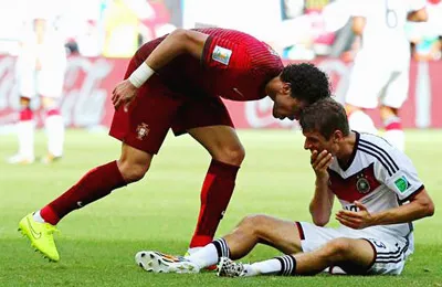 Pepe (trái, Bồ Đào Nha) đôi coi với Mueller (Đức)