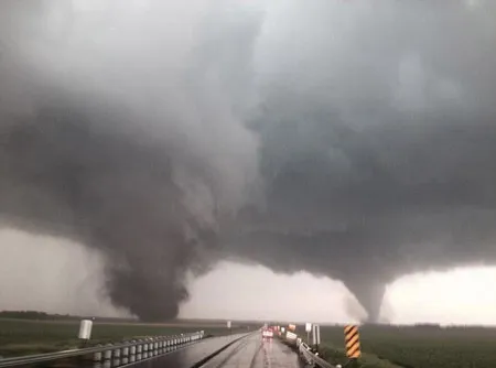 Mỹ: Lốc xoáy kép tấn công bang Nebraska, 17 người thương vong
