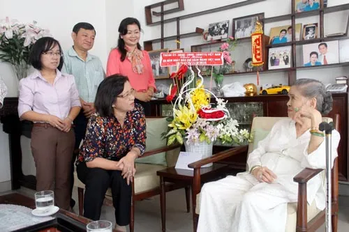 Thăm, chúc mừng các cơ quan báo chí và nhà báo lão thành