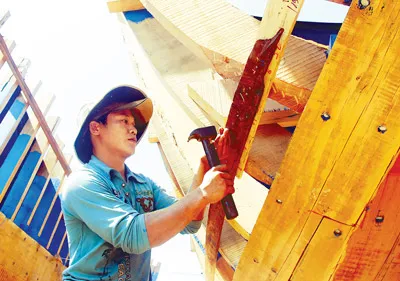 Đóng tàu mới vươn khơi bám biển