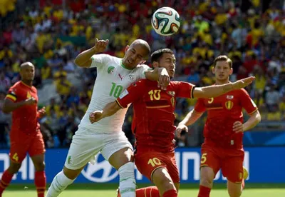 Sofiane Feghouli (trái, Algeria) không chỉ “khóa chặt” Eden Hazard (Bỉ) mà còn ghi bàn.