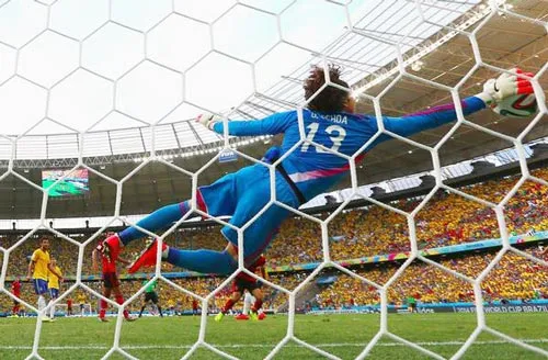 Thủ môn Ochoa xuất sắc bay người cứu thua cho đội Mexico