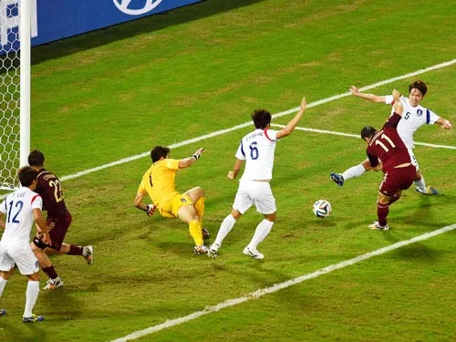 Tiền đạo Alexandr Kerzhakov (số 11) tung cú sút hạ thủ môn Sung-Ryong Jung giúp tuyển Nga quân bình tỷ số 1 - 1