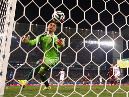 Thủ môn Akinfeev bất lực nhìn bóng bay vào lưới.