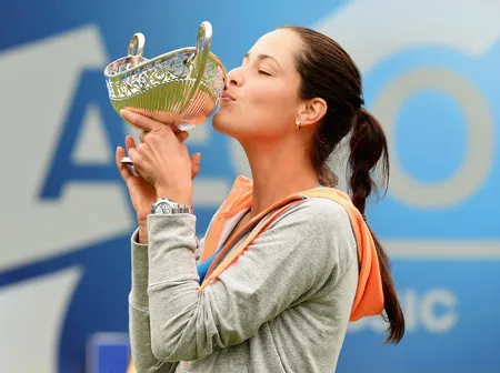Ana Ivanovic hôn chiếc cúp vô địch Aegon Classic.