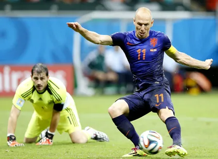 Arjen Robben (phải) được mong chờ sẽ tỏa sáng trước hàng phòng ngự non kém của Australia.