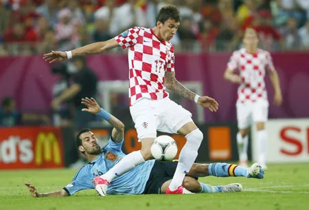 Tiền đạo Mario Mandzukic (phải) trở lại sẽ giúp hỏa lực tấn công của Croatia tăng lên.