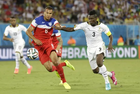 Tuyển Mỹ (trái) đã tìm được 3 điểm trong ngày ra quân.