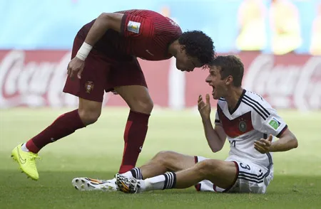 Hành động khiến Pepe (trái) bị chiếc thẻ đỏ.