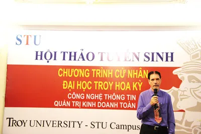 TS.Luật Brian Smith, Giảng viên ĐH Troy tại Troy-STU đang giới thiệu “Giải pháp tối ưu để chọn du học Hoa Kỳ cho sinh viên Việt Nam”