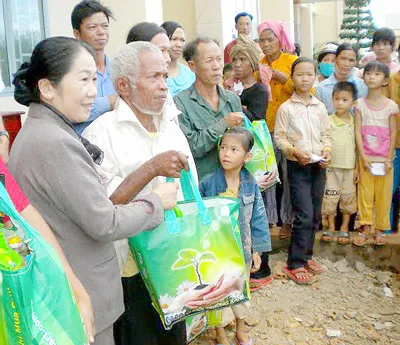 Bà Võ Thị Dung, Chủ tịch Ủy ban MTTQ VN TPHCM: Chung tay vì lợi ích dân nghèo