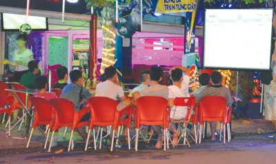 Một quán cà phê bóng đá ở đường Bắc Hải, Q.10, lúc 1g30 sáng