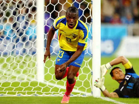 Tiền đạo Enner Valencia vui mừng sau khi ghi bàn vào lưới thủ môn Valladares của Honduras.