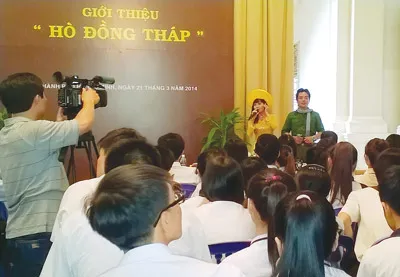 Các nghệ sĩ giới thiệu hò Đồng Tháp đến các bạn trẻ tại TPHCM.