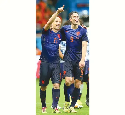 Robin van Persie (phải) và Arjen Robben là 2 ngôi sao gây chú ý nhất đến thời điểm này.