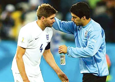 Nam Mỹ (Suarez, phải) tiếp nước cho châu Âu (Gerrard) sau trận Uruguay - Anh 2-1.
