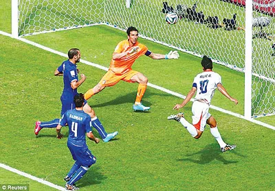 Bryan Ruiz (10, Costa Rica) đánh đầu tung lưới Buffon (Ý) và chính thức loại tuyển Anh khỏi World Cup.