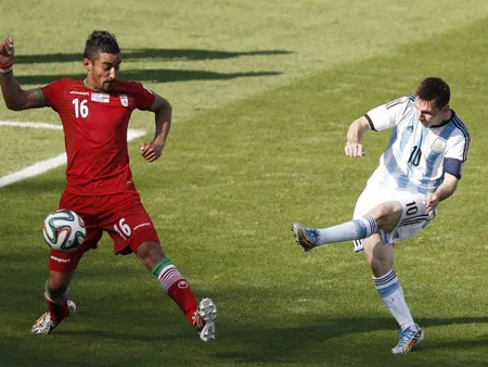 Messi tung cú sút giúp Argentina giành trọn 3 điểm.