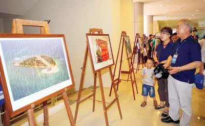 Các học giả, khách quốc tế tham quan triển lãm.