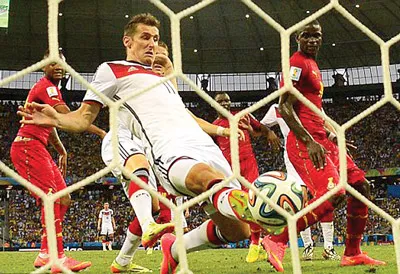 Cú ghi bàn của Klose giúp tuyển Đức thoát khỏi một trận thua.