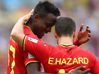 Cầu thủ ghi bàn trẻ nhất giải Divock Origi (trái) ăn mừng bàn thắng cùng Eden Hazard